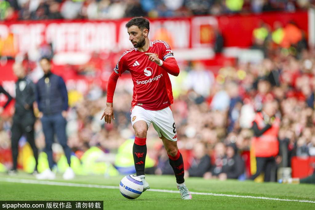 砸钱不眨眼！沙特1亿镑强挖B费，曼联队长收“王炸”报价何去何从？